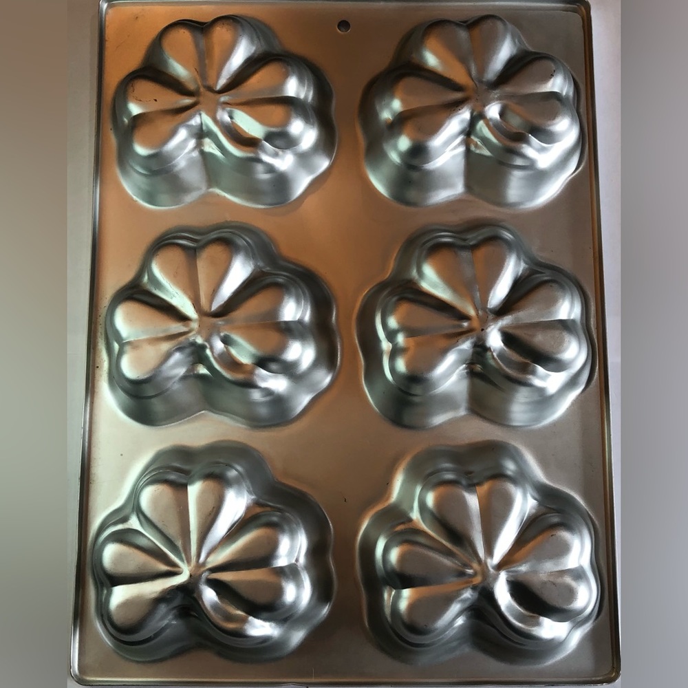 Vintage Wilton 1983 St Patrick 6 Clover Cake Aluminum Sheet Tray 508-1465